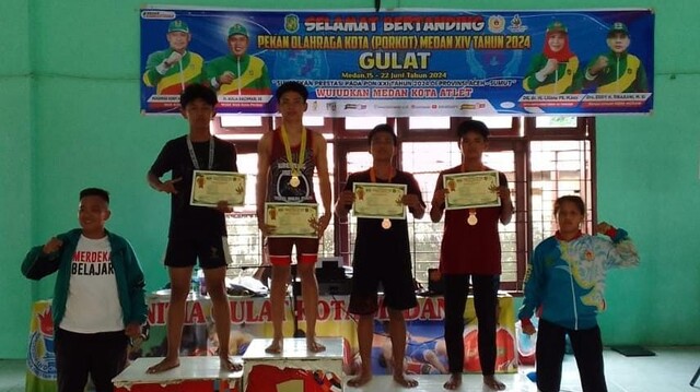 Atlet Gulat SMP Ini Berhasil Menjuarai Turnamen Antar Sekolah